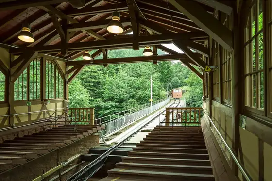 Obere Bergbahn Heidelberg an der Station Molkenkur mit einfahrendem Wagen