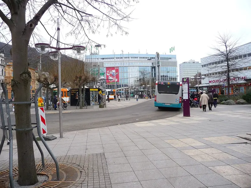 Bismarckplatz in Heidelberg mit Bushaltestelle