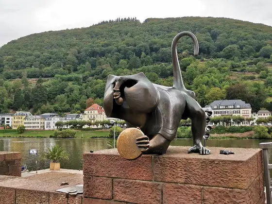 Bronzefigur des Brückenaffen an der Alten Brücke in Heidelberg