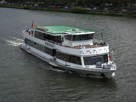 Fahrgastschiff auf dem Neckar in Heidelberg