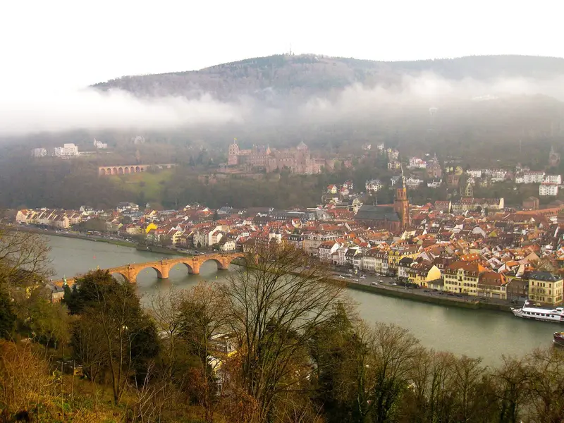 Heidelberger Altstadt mit Alter Brücke und Schloss im Morgennebel, gesehen vom Philosophenweg