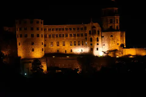 Beleuchtete Ostfront des Heidelberger Schlosses bei Nacht
